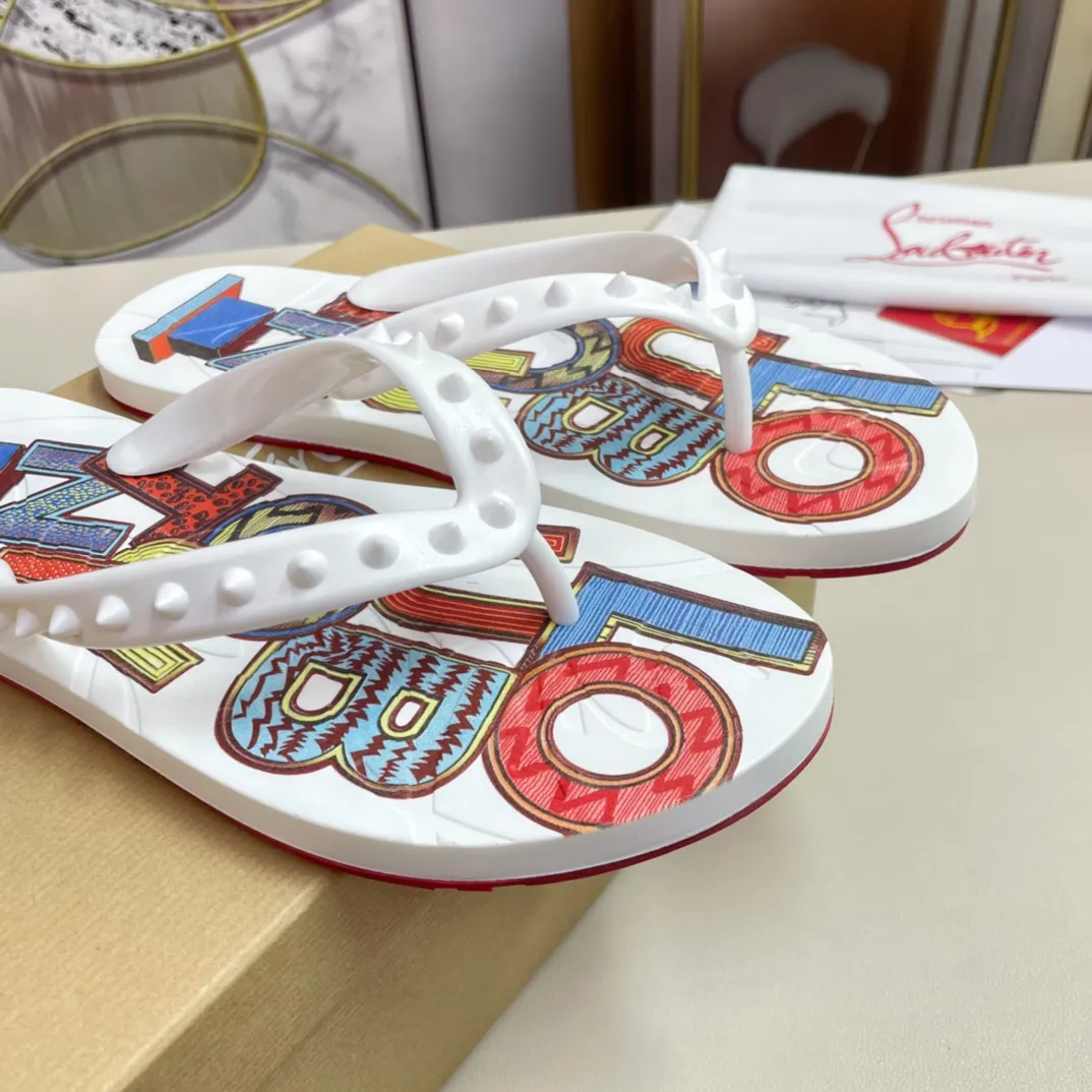[CL red sole shoes] P: 280💰 size 38-45 Men’s classic slippers, made on the official website 1:1, the original factory specializes in original materials ➖ OEM 3D printing pattern production ➖ Original ultra-light anti-slip outsole. Super fashionable and super comfortable, handsome on the feet, a must-have for men in summer! !